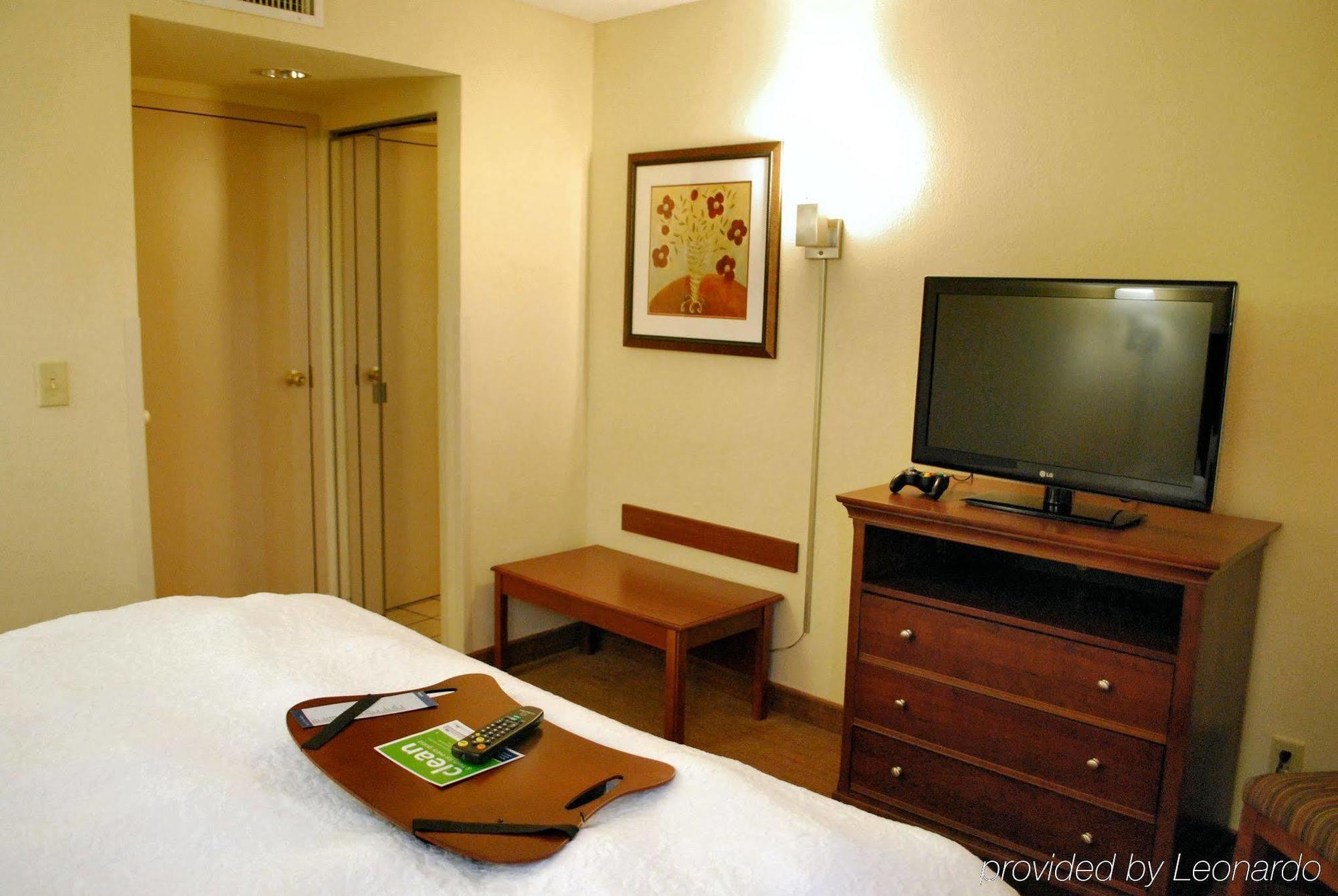 Hampton Inn Raleigh Capital Blvd North Rom bilde